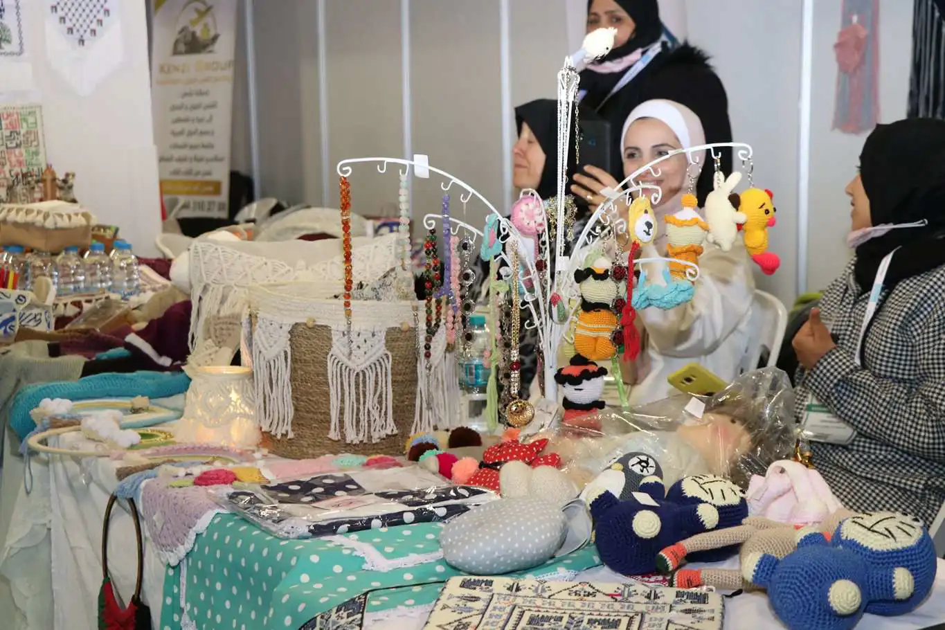 9 Arap ülkesinden kadınlar 8'inci İslam İşbirliği Teşkilatı Helal Expo fuarında el sanatlarını sergiliyor